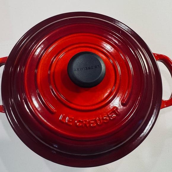 Le Creuset Other - NWT cast iron Cerise Le Creuset Signature Round Stew Pot 2.5 US QTs